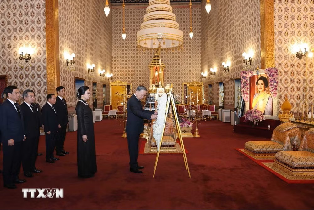 Tổng Bí thư, Chủ tịch nước cùng Phu nhân và đoàn đại biểu cấp cao Việt Nam đã đến đặt vòng hoa viếng và ký sổ tang Hoàng Thái hậu Thái Lan Sirikit - Ảnh: TTXVN