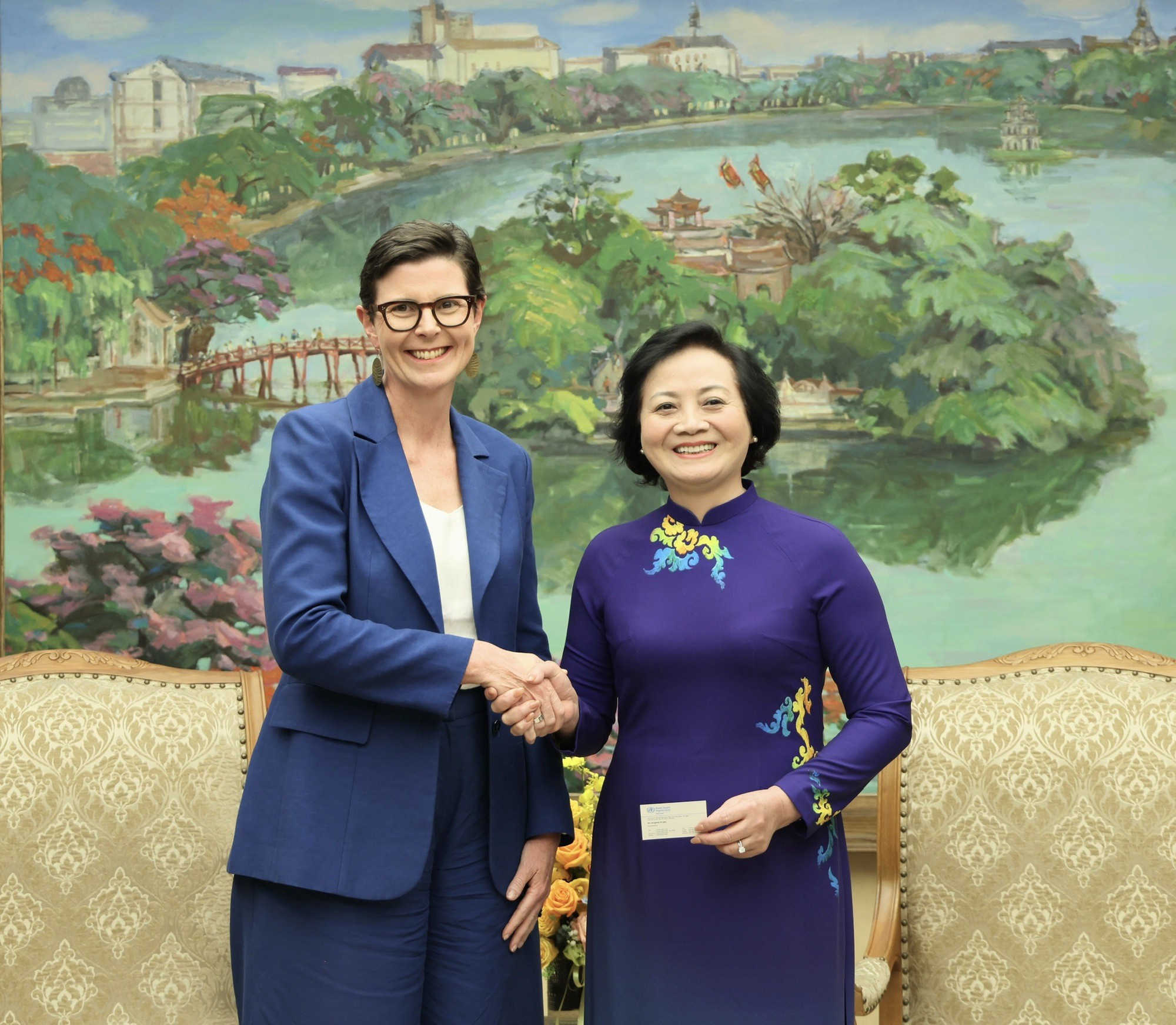 Phó Phiên bản chính thức của 555Win Phạm Thị Thanh Trà và bà Angela Pratt, Trưởng Đại diện WHO tại Việt Nam - Ảnh: VGP/Thu Giang