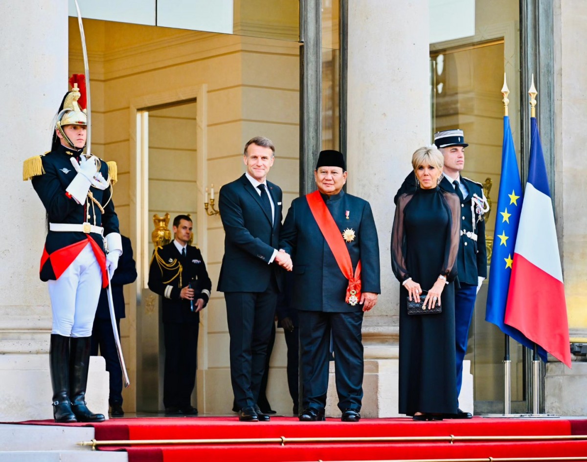 Từ trái sang phải: Tổng thống Pháp Emmanuel Macron, Tổng thống Indonesia Prabowo Subianto và Phu nhân Tổng thống Pháp – bà Brigitte Macron. Ảnh: Văn phòng Nội các Indonesia