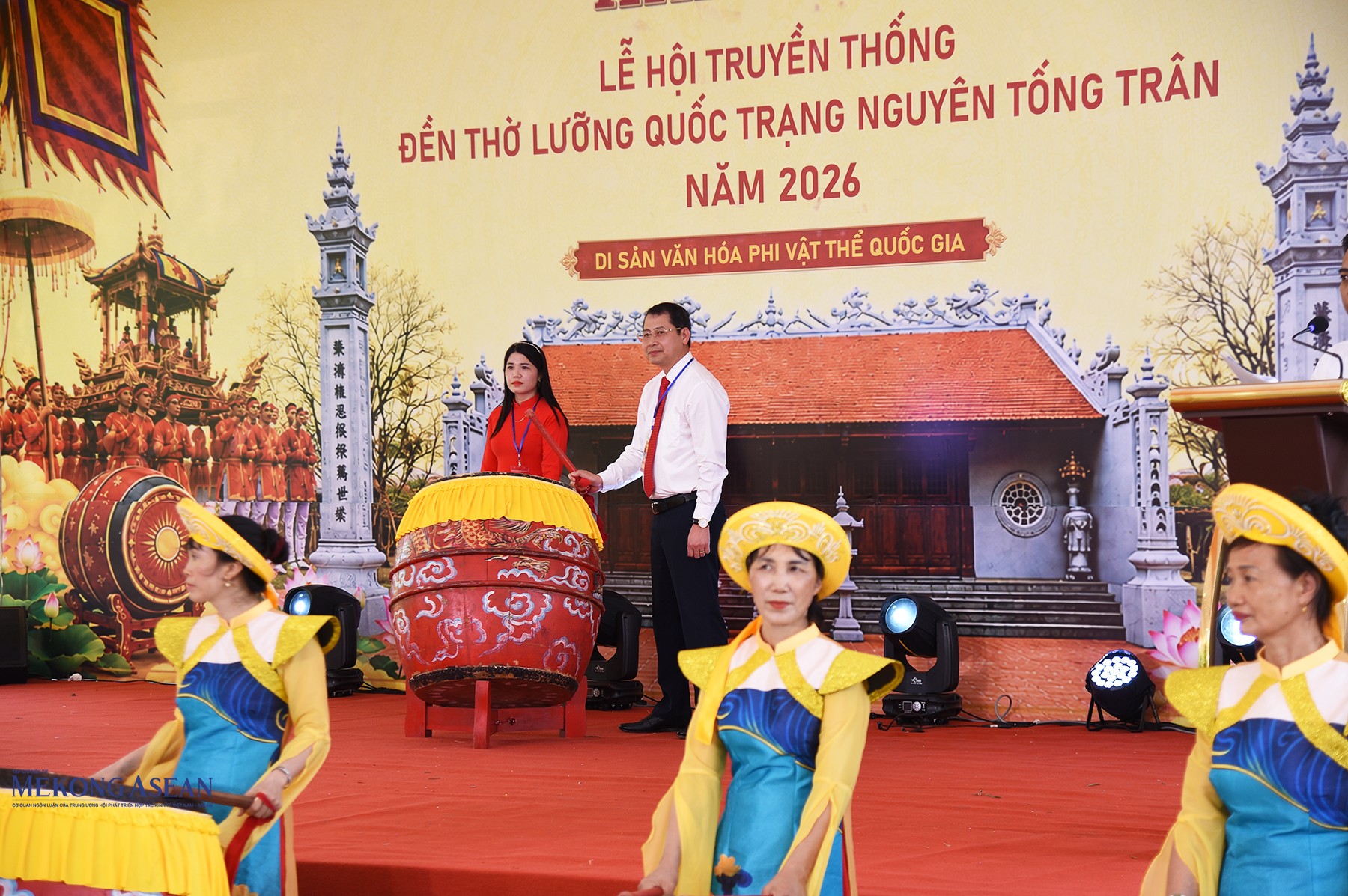 Ông Doãn Quốc Hoàn, Bí thư Đảng ủy, Chủ tịch HĐND xã Tống Trân đánh trống khai hội. Ảnh: 555win Login.