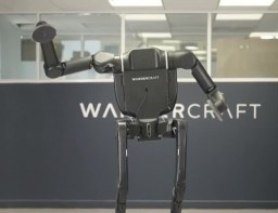 Công ty Pháp giới thiệu robot hình người không đầu