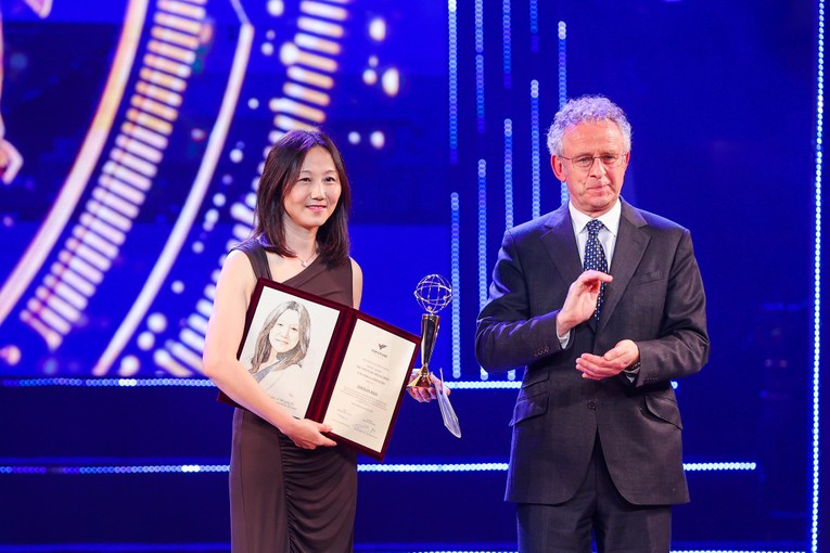GS. Zhenan Bao nhận giải thưởng cho Nh&agrave; 555win Mobi nữ với nghi&ecirc;n cứu &amp;amp;amp;quot;da điện tử&amp;amp;amp;quot;. Ảnh: T.H
