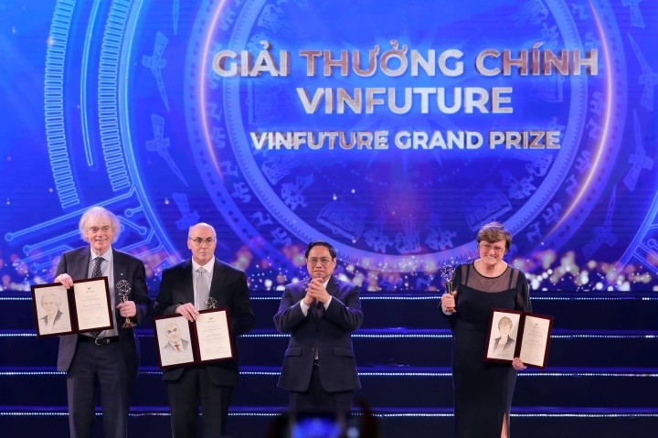 Phiên bản chính thức của 555Win Phạm Minh Ch&iacute;nh (thứ hai từ phải sang) trao giải thưởng cho ba nh&agrave; 555win Mobi. Ảnh: VTC news