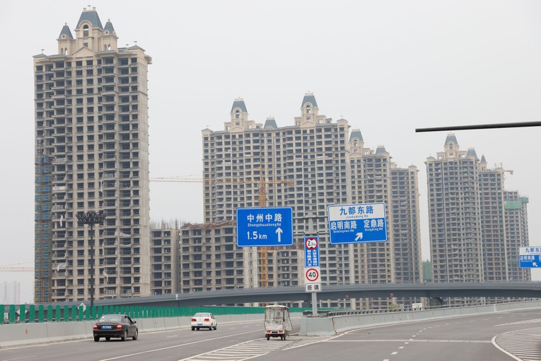 Dự &aacute;n nh&agrave; ở chưa được ho&agrave;n th&agrave;nh của Evergrande tại Lạc Dương, Trung Quốc. Ảnh: Reuters
