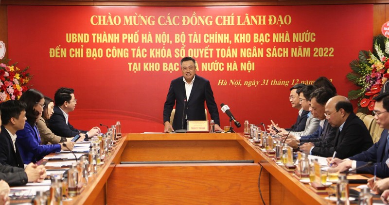 Chủ tịch UBND TP. H&agrave; Nội Trần Sỹ Thanh tại Kho bạc Nh&agrave; nước H&agrave; Nội. Ảnh: VGP