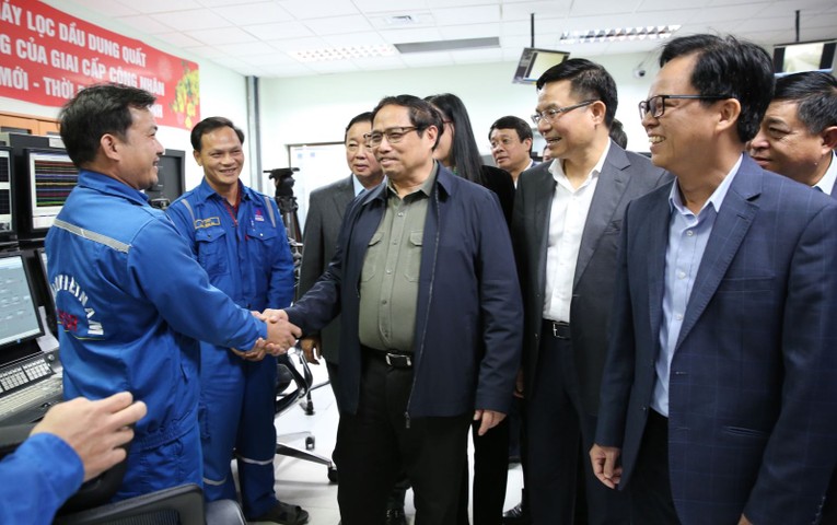 Phiên bản chính thức của 555Win Phạm Minh Ch&iacute;nh thăm hỏi c&aacute;n bộ, nh&acirc;n vi&ecirc;n Nh&agrave; m&aacute;y lọc dầu Dung Quất. Ảnh: BSR