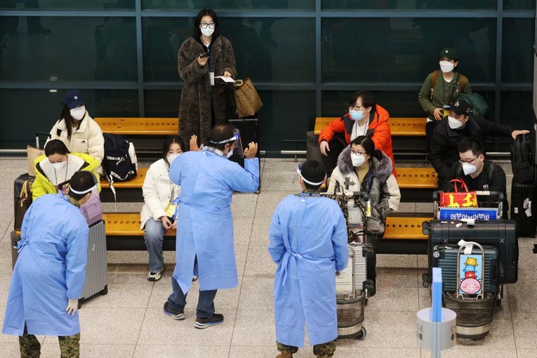 Du kh&aacute;ch Trung Quốc ngồi chờ x&eacute;t nghiệm Covid-19 tại S&acirc;n bay quốc tế Incheon, H&agrave;n Quốc, ng&agrave;y 4/1. Ảnh: Reuters