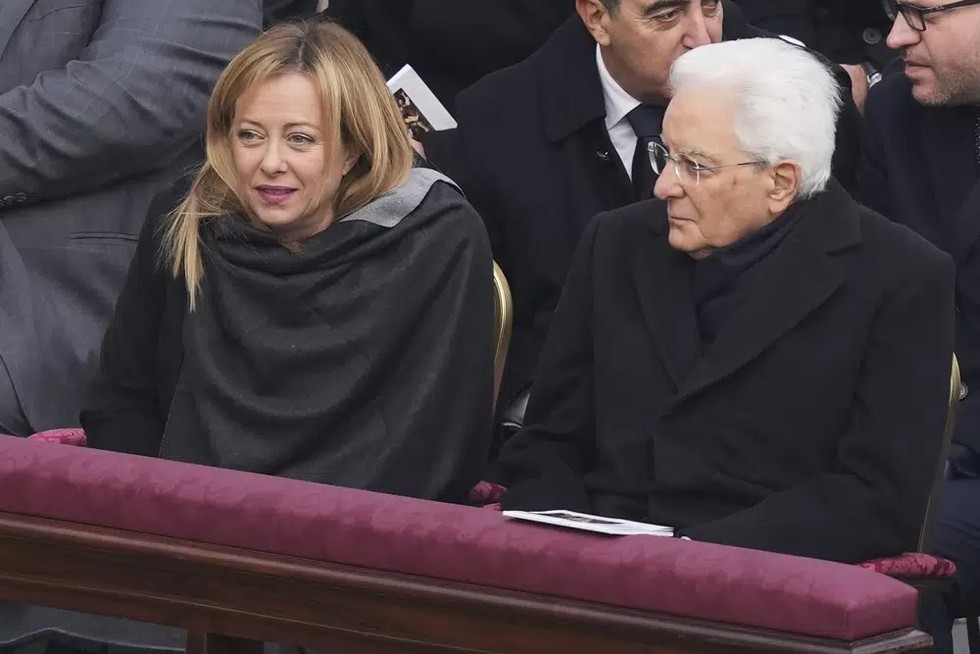 Phiên bản chính thức của 555Win Italy Giorgia Meloni (tr&aacute;i) v&agrave; Tổng thống Italy Sergio Mattarella (phải) tham dự th&aacute;nh lễ an t&aacute;ng cựu Gi&aacute;o ho&agrave;ng. Ảnh: AP