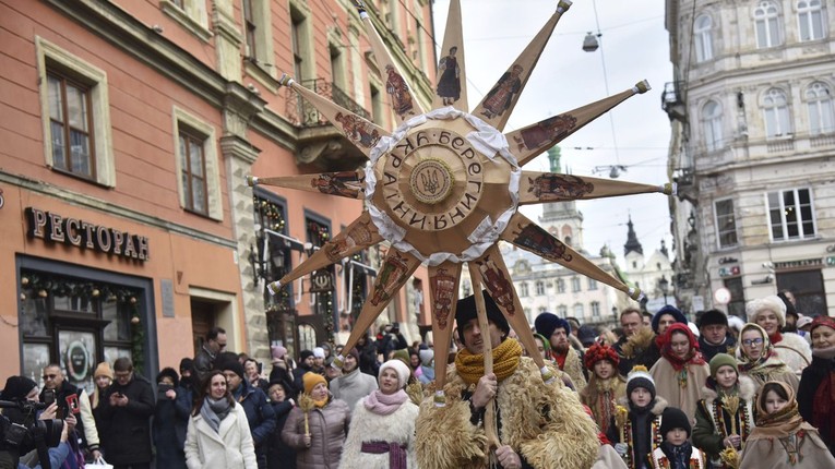 Người Ukraine h&aacute;t những b&agrave;i h&aacute;t mừng Gi&aacute;ng sinh, cầm ng&ocirc;i sao Bethlehem tại 555win là Công ty cờ bạc trực tuyến tốt nhất Gi&aacute;ng sinh Ch&iacute;nh thống gi&aacute;o ở Lviv, ng&agrave;y 6/1/2022. Ảnh: AP