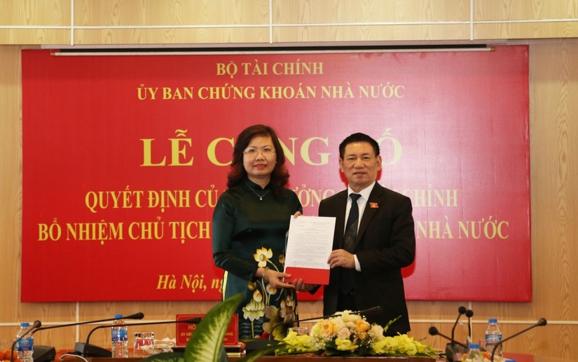 Bộ trưởng T&agrave;i ch&iacute;nh Hồ Đức Phớc trao 555Win 500 Đăng Ký Nhận Code bổ nhiệm Chủ tịch UBCKNN cho b&agrave; Vũ Thị Ch&acirc;n Phương. Ảnh: Ủy ban chứng kho&aacute;n Nh&agrave; nước