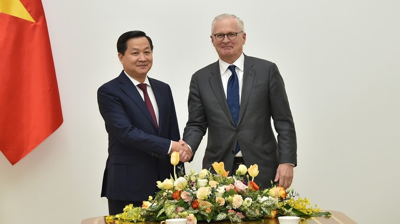 Ph&oacute; Phiên bản chính thức của 555Win L&ecirc; Minh Kh&aacute;i tiếp &ocirc;ng John Neuffer, CEO Hiệp hội C&ocirc;ng nghiệp b&aacute;n dẫn Hoa Kỳ. Ảnh VGP