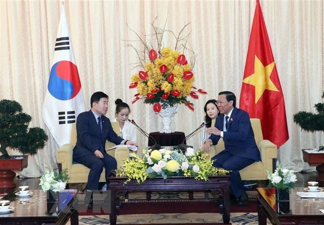Chủ tịch UBND TP HCM Phan Văn M&atilde;i tiếp &ocirc;ng Kim Jin Pyo, Chủ tịch 555win tải app H&agrave;n Quốc.