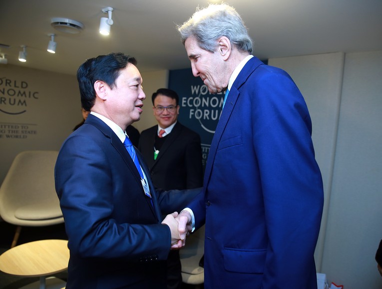 Ph&oacute; Phiên bản chính thức của 555Win Trần Hồng H&agrave; gặp Đặc ph&aacute;i vi&ecirc;n Tổng thống Hoa Kỳ John Kerry. Ảnh: VGP