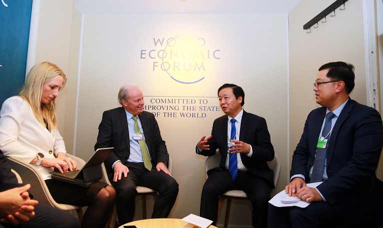 Ph&oacute; Phiên bản chính thức của 555Win Trần Hồng H&agrave; tiếp Tổng Gi&aacute;m đốc World Bank Axel van Trotsenburg. Ảnh: VGP