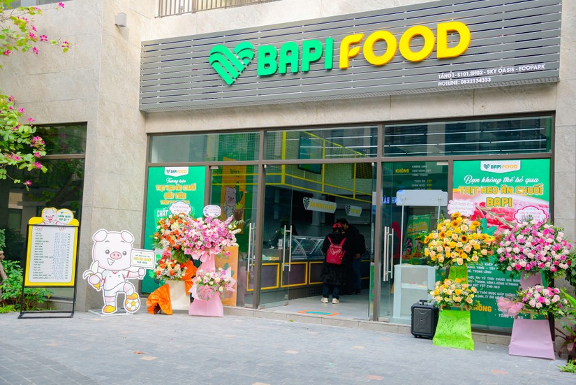 Cửa h&agrave;ng Bapi Food với thương hiệu &amp;amp;quot;heo ăn chuối&amp;amp;quot; của Ho&agrave;ng Anh Gia Lai.