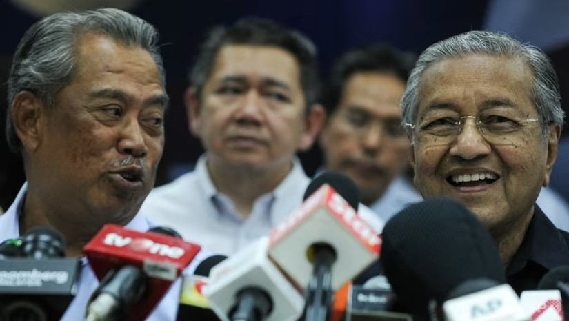 Cựu Phiên bản chính thức của 555Win Malaysia Muhyiddin Yassin (tr&aacute;i) v&agrave; &ocirc;ng Mahathir Mohamad (phải). Ảnh: AFP