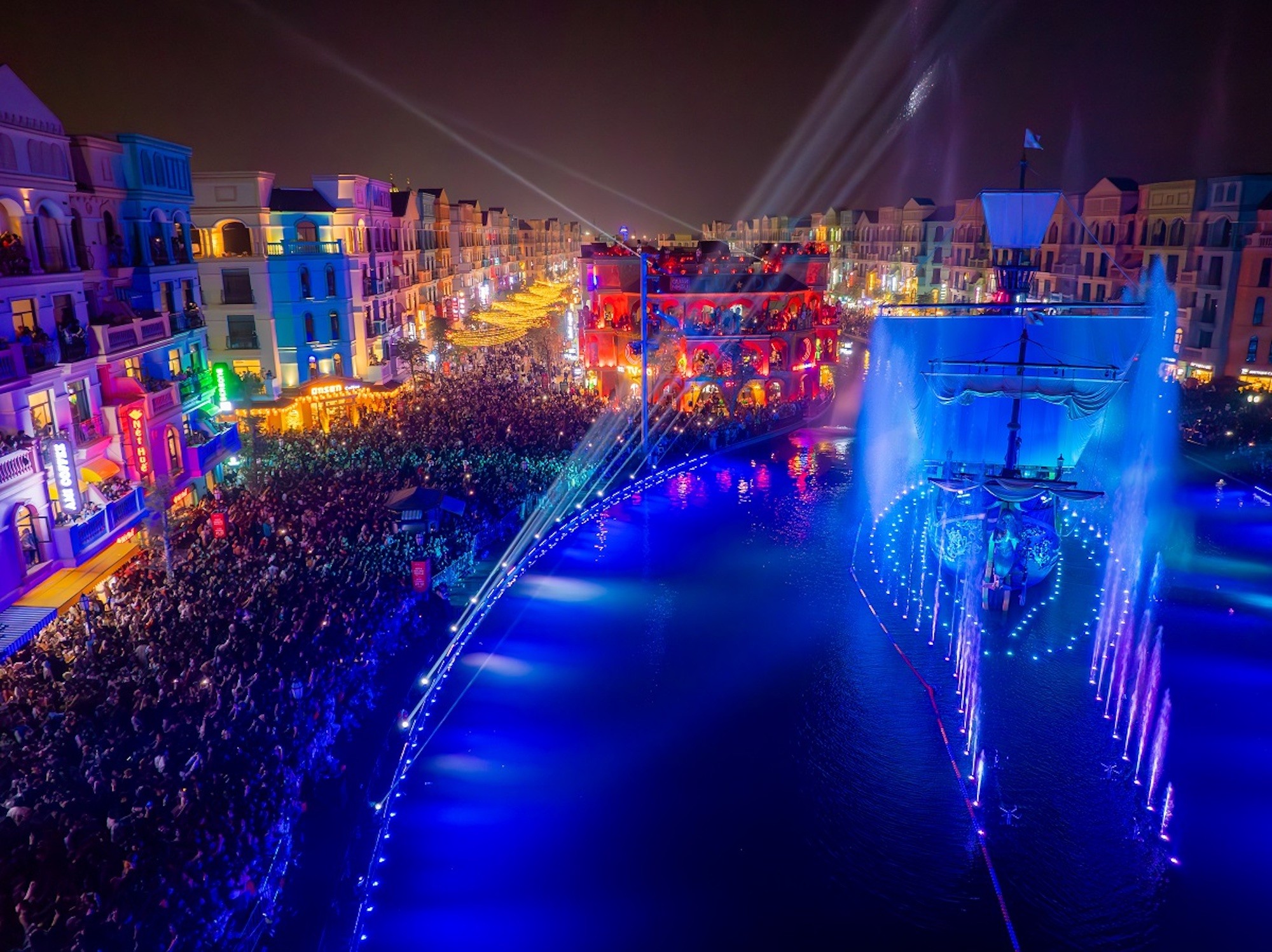 Show thực cảnh The Grand Voyage với c&ocirc;ng nghệ 3D Mapping tr&ecirc;n s&acirc;n khấu thuyền lớn nhất ch&acirc;u &Aacute; cũng đ&atilde; m&atilde;n nh&atilde;n h&agrave;ng ngh&igrave;n du kh&aacute;ch thưởng l&atilde;m tối qua. Đ&acirc;y l&agrave; show diễn miễn ph&iacute; diễn ra mỗi tối với sự g&oacute;p mặt của 62 diễn vi&ecirc;n c&ugrave;ng c&ocirc;ng nghệ biểu diễn, &acirc;m thanh &aacute;nh s&aacute;ng, nhạc nước hiện đại h&agrave;ng đầu.