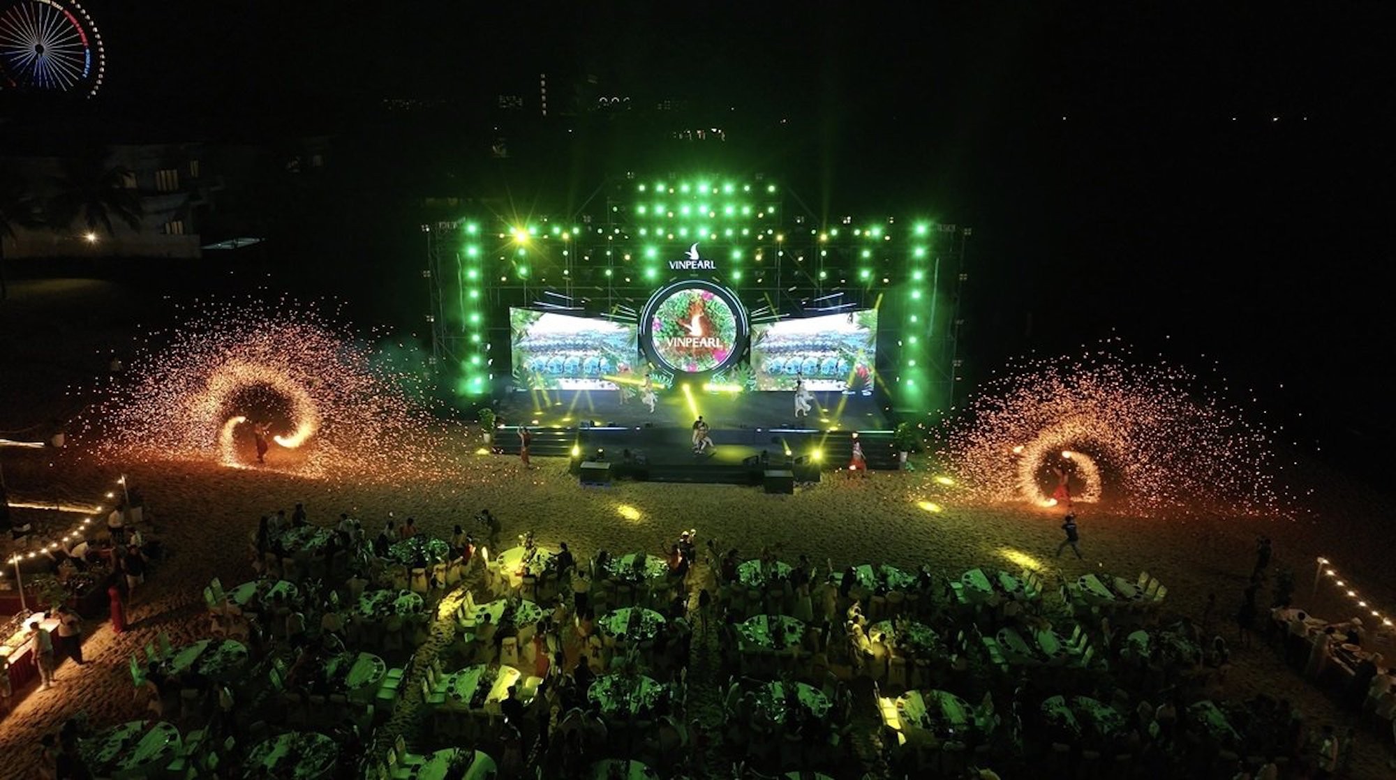 Tại Vinpearl Wonderworld Ph&uacute; Quốc, h&agrave;ng ng&agrave;n vị kh&aacute;ch đặc biệt đ&atilde; c&oacute; h&agrave;nh tr&igrave;nh countdown đỉnh cao dưới &aacute;nh ho&agrave;ng h&ocirc;n ngũ sắc trứ danh v&agrave; thưởng thức dạ tiệc buffet đ&oacute;n năm mới tr&ecirc;n b&atilde;i biển lớn nhất Việt Nam - Wake Up New Year Countdown Party. Đại tiệc được thiết kế chỉn chu v&agrave; tinh tế trong gian kho&aacute;ng đạt v&agrave; r&igrave; r&agrave;o tiếng s&oacute;ng vỗ của b&atilde;i biển ri&ecirc;ng tư, mang đến trải nghiệm đ&oacute;n năm mới theo phong c&aacute;ch vừa &ldquo;chill&rdquo;, vừa rộn r&agrave;ng nhưng vẫn đẳng cấp, m&atilde;n nh&atilde;n.