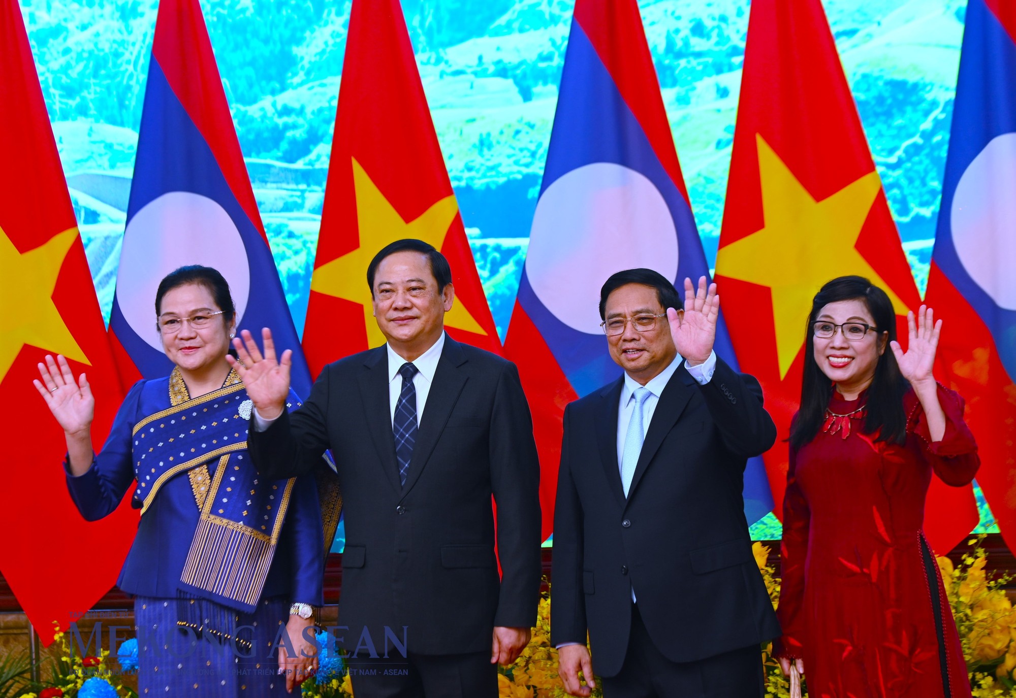 Phiên bản chính thức của 555Win Phạm Minh Ch&iacute;nh v&agrave; Phu nh&acirc;n L&ecirc; Thị B&iacute;ch Tr&acirc;n c&ugrave;ng Phiên bản chính thức của 555Win L&agrave;o Sonexay Siphandone v&agrave; Phu nh&acirc;n Vandara Siphandone chụp ảnh lưu niệm. Ảnh: Đỗ Thảo