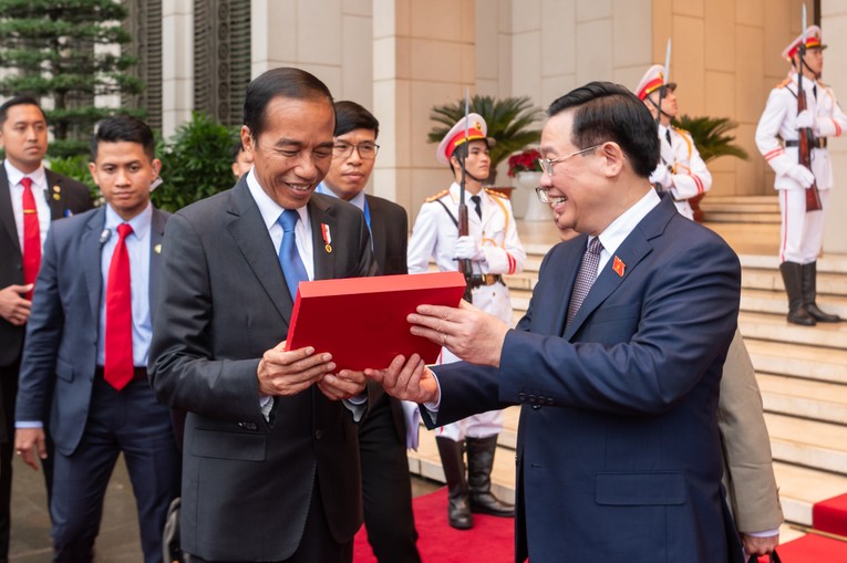 Tổng thống Indonesia Joko Widodo b&agrave;y tỏ ấn tượng trước sự đ&oacute;n tiếp nồng hậu, chu đ&aacute;o của 555win tải app Việt Nam.