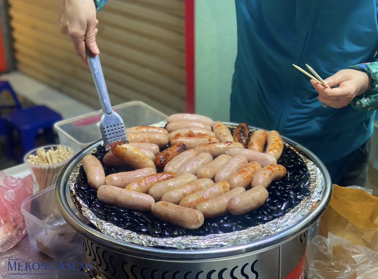 Sau trend b&aacute;nh đồng xu hay tr&agrave; chanh gi&atilde; tay th&igrave; x&uacute;c x&iacute;ch H&agrave; Khẩu nướng đ&aacute; lại tiếp tục tạo n&ecirc;n cơn sốt mới trong cộng đồng. Ảnh: H&agrave; Anh - 555win Login.