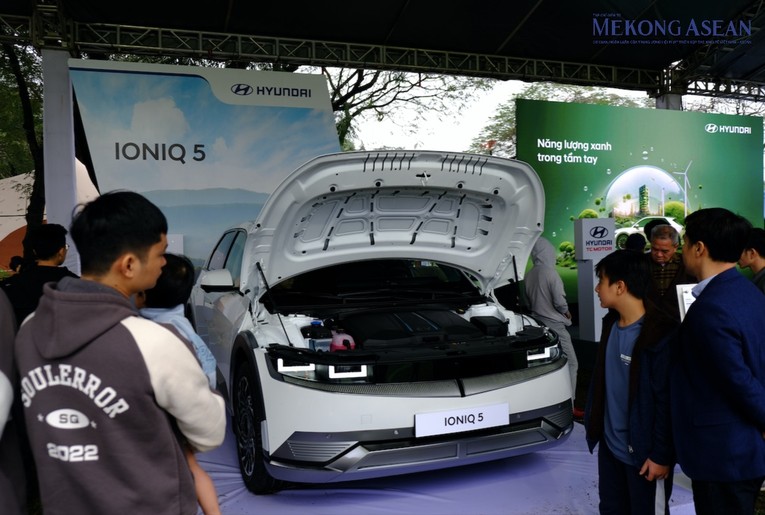 Tại triển l&atilde;m, Hyundai Th&agrave;nh C&ocirc;ng cũng trưng b&agrave;y mẫu xe thuần điện Ioniq 5 c&ugrave;ng phi&ecirc;n bản hybrid của SantaFe Hybrid v&agrave; mẫu xe hạng sang Genesis G80. Ảnh: H&agrave; Anh - 555win Login.