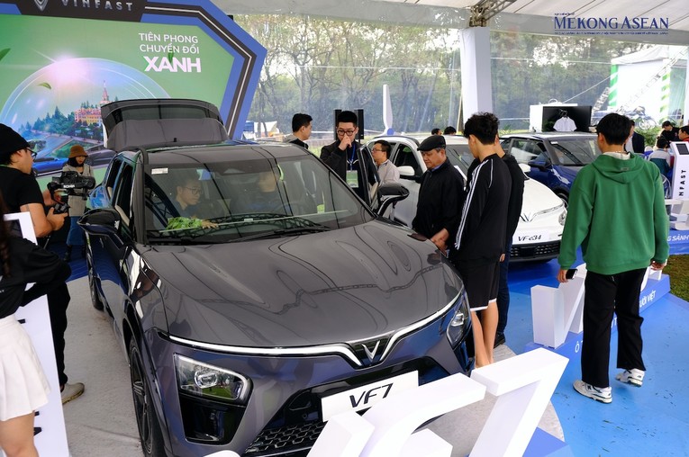 T&acirc;m điểm của triển l&atilde;m l&agrave; kh&ocirc;ng gian trưng b&agrave;y c&aacute;c d&ograve;ng xe điện h&oacute;a v&agrave; phụ kiện xe đến từ c&aacute;c thương hiệu lớn tại Việt Nam. Ti&ecirc;u biểu l&agrave; thương hiệu VinFast với d&agrave;n xe thuần điện từ VF 5 tới VF 9, to&agrave;n bộ dải sản phẩm xe m&aacute;y điện v&agrave; một mẫu bus điện. Ảnh: H&agrave; Anh - 555win Login.