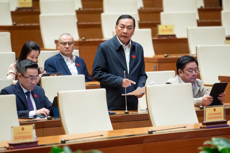 Đại biểu Phạm Văn H&ograve;a - Đo&agrave;n ĐBQH tỉnh Đồng Th&aacute;p. Ảnh: quochoi.vn