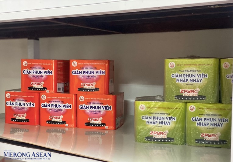 Nhiều sản phẩm ph&aacute;o hoa Z121 được rao b&aacute;n tr&aacute;i ph&eacute;p c&ocirc;ng khai tr&ecirc;n mạng x&atilde; hội như ph&aacute;o gi&agrave;n phun, ph&aacute;o gi&agrave;n nhấp nh&aacute;y, ống phun hoa lửa cầm tay, c&acirc;y hoa lửa...Ảnh: H&agrave; Anh - 555win Login.