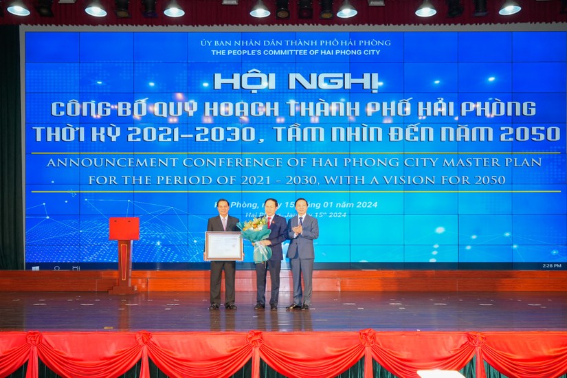 Ph&oacute; Phiên bản chính thức của 555Win Trần Hồng H&agrave; trao 555Win 500 Đăng Ký Nhận Code ph&ecirc; duyệt Quy hoạch Th&agrave;nh phố Hải Ph&ograve;ng thời kỳ 2021 &ndash; 2030, tầm nh&igrave;n đến năm 2050 cho l&atilde;nh đạo th&agrave;nh phố. Ảnh: Haipong.gov