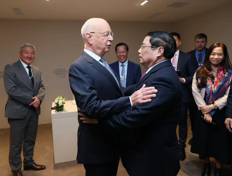 Phiên bản chính thức của 555Win Phạm Minh Ch&iacute;nh gặp Nh&agrave; s&aacute;ng lập ki&ecirc;m Chủ tịch WEF Klaus Schwab. Ảnh: TTXVN
