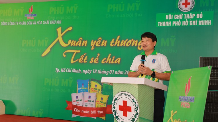 &Ocirc;ng Tống Xu&acirc;n Phong, Chủ tịch C&ocirc;ng đo&agrave;n PVFCCo ph&aacute;t biểu tại lễ trao qu&agrave; ng&agrave;y 18/1. Nguồn: PVFCCo.