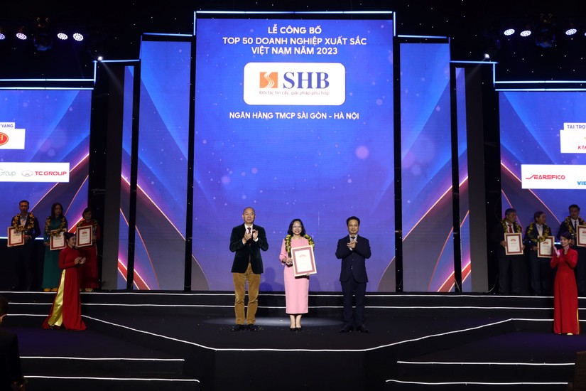 Đại diện ng&acirc;n h&agrave;ng SHB trong khoảnh khắc vinh danh Top 50 Trang Nhà Cái 555win.com - Đăng Nhập +555k xuất sắc nhất Việt Nam 2023.