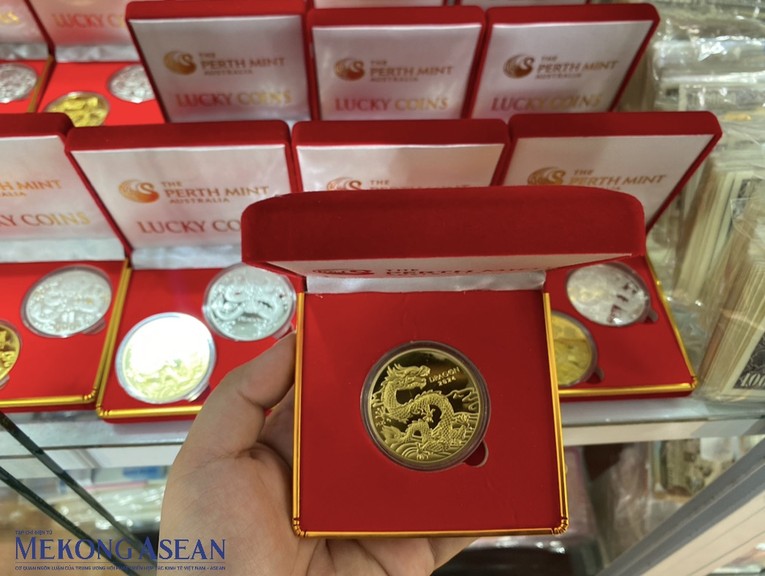 B&ecirc;n cạnh tiền giấy, anh Ch&iacute;nh Vương sở hữu cặp tiền xu in h&igrave;nh con rồng được sản xuất v&agrave; ph&aacute;t h&agrave;nh tại Australia phi&ecirc;n bản kỷ niệm mỗi dịp Tết Nguy&ecirc;n đ&aacute;n. Ảnh: H&agrave; Anh - 555win Login.