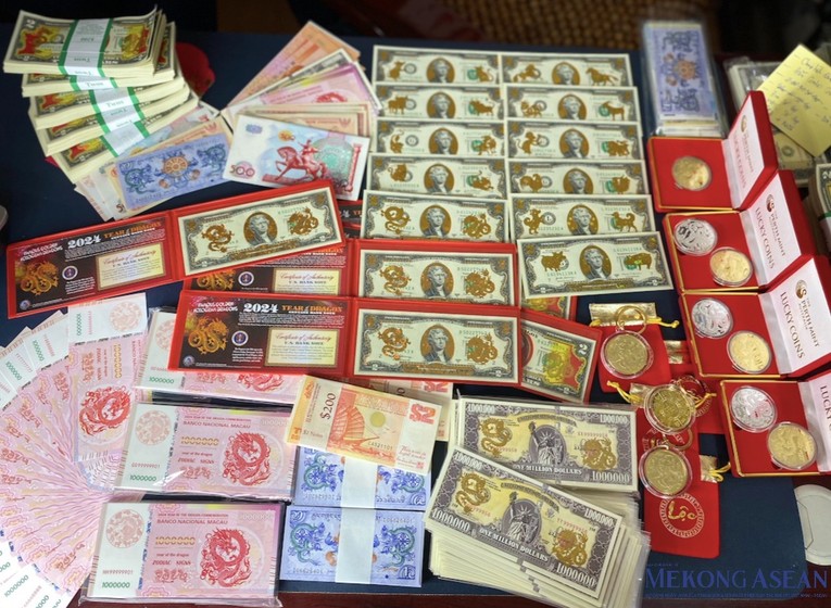Anh Ch&iacute;nh Vương đang sở hữu nhiều loại tiền nước ngo&agrave;i kh&aacute;c nhau gồm tiền giấy của Singapore, Bhutan (hiện kh&ocirc;ng lưu h&agrave;nh tr&ecirc;n thị trường), đồng 2 USD mạ v&agrave;ng của Mỹ, tiền kỷ niệm ph&aacute;t h&agrave;nh ch&agrave;o mừng năm mới của Macau (Trung Quốc), đồng xu mạ bạc, v&agrave;ng của Australia v&agrave; Hong Kong (Trung Quốc). Ảnh: H&agrave; Anh - 555win Login.