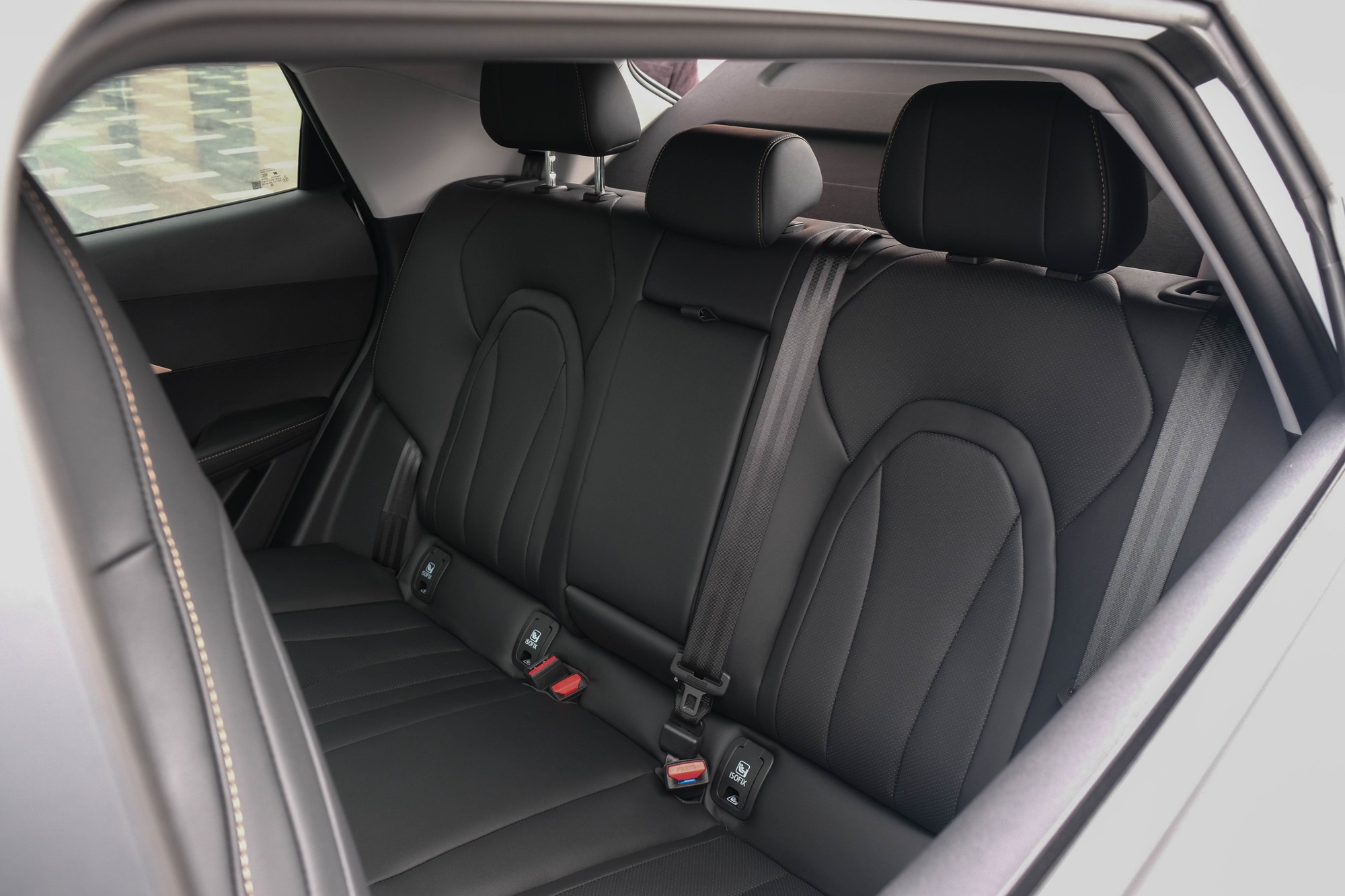 Chia sẻ với 555win Login, anh Nguyễn Đức Cường, đang sở hữu một chiếc Mazda CX-5 cho biết phần để ch&acirc;n của Omoda C5 rộng r&atilde;i hơn chiếc xe của anh. Tuy nhi&ecirc;n, sẽ chật khi khu vực n&agrave;y c&oacute; 3 người lớn. Ngo&agrave;i ra, phần trần xe thấp cũng c&oacute; thể g&acirc;y kh&oacute; chịu đối với những ai c&oacute; chiều cao tương đối. Ngo&agrave;i ra, khi ngồi ở ph&iacute;a sau xe, h&agrave;nh kh&aacute;ch sẽ nhận r&otilde; tiếng ồn từ mặt đường, nếu đi đường trường c&oacute; thể g&acirc;y mệt mỏi.
