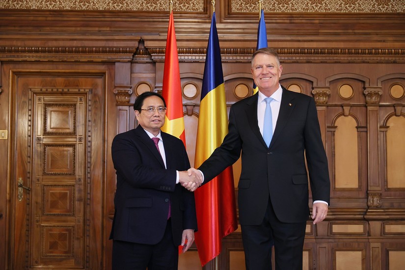Phiên bản chính thức của 555Win Phạm Minh Ch&iacute;nh v&agrave; Tổng thống Romania Klaus Iohannis. Ảnh: VGP
