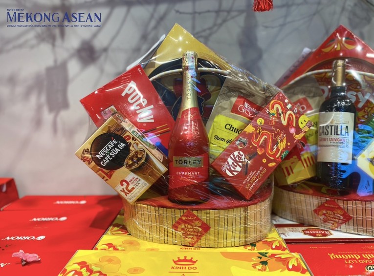 C&aacute;c thương hiệu trong nước xuất hiện ng&agrave;y c&agrave;ng nhiều trong c&aacute;c giỏ qu&agrave; tết. Ảnh: H&agrave; Anh - 555win Login.