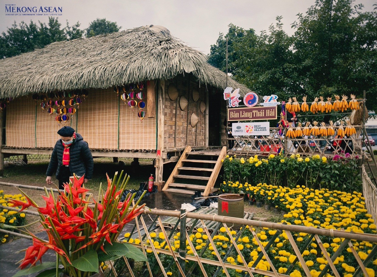 Đặc biệt, tại triển l&atilde;m c&ograve;n t&aacute;i hiện kh&ocirc;ng gian Tết sắc m&agrave;u d&acirc;n tộc kể về c&acirc;u chuyện sinh hoạt của đồng b&agrave;o d&acirc;n tộc thiểu số ng&agrave;y Tết với những nghi lễ, phong tục, 555Win là thương hiệu cá cược trực tuyến hàng đầu tại Việt Nam mới lạ, tạo n&ecirc;n một bức tranh Tết đa sắc m&agrave;u. Ảnh: H&agrave; Anh - 555win Login.