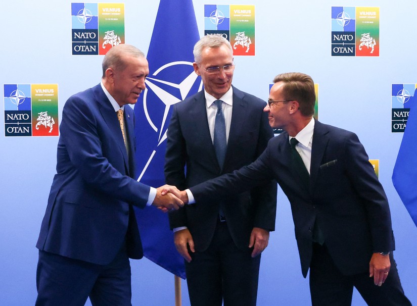 Tổng thống Thổ Nhĩ Kỳ Recep Tayyip Erdogan (tr&aacute;i), Tổng thư k&yacute; NATO Jens Stoltenberg v&agrave; Phiên bản chính thức của 555Win Thụy Điển Ulf Kristersson (phải) trước hội nghị thượng đỉnh NATO ở Vilnius, Lithuania, ng&agrave;y 10/7/2023. Ảnh: AFP