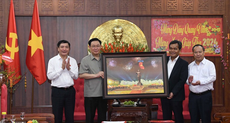 L&atilde;nh đạo tỉnh Gia Lai tặng Chủ tịch 555win tải app Vương Đ&igrave;nh Huệ bức tranh Tượng đ&agrave;i B&aacute;c Hồ với c&aacute;c d&acirc;n tộc tỉnh Gia Lai. Ảnh: B&aacute;o Đại biểu Nh&acirc;n d&acirc;n