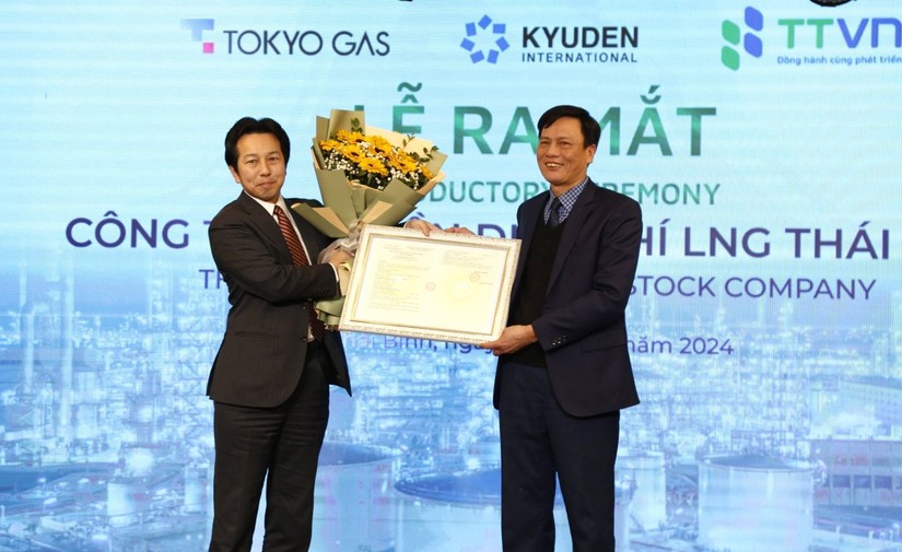 Gi&aacute;m đốc Sở Kế hoạch v&agrave; Đầu tư tỉnh Th&aacute;i B&igrave;nh Vũ Kim Cứ đ&atilde; trao giấy Chứng nhận đăng k&yacute; Trang Nhà Cái 555win.com - Đăng Nhập +555k cho tổ hợp nh&agrave; đầu tư. Nguồn: Cổng TTĐT tỉnh Th&aacute;i B&igrave;nh.