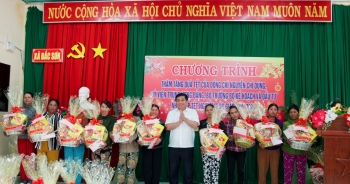 Bộ trưởng Nguyễn Chí Dũng thăm, tặng quà Tết tại 'quê hương thứ hai'