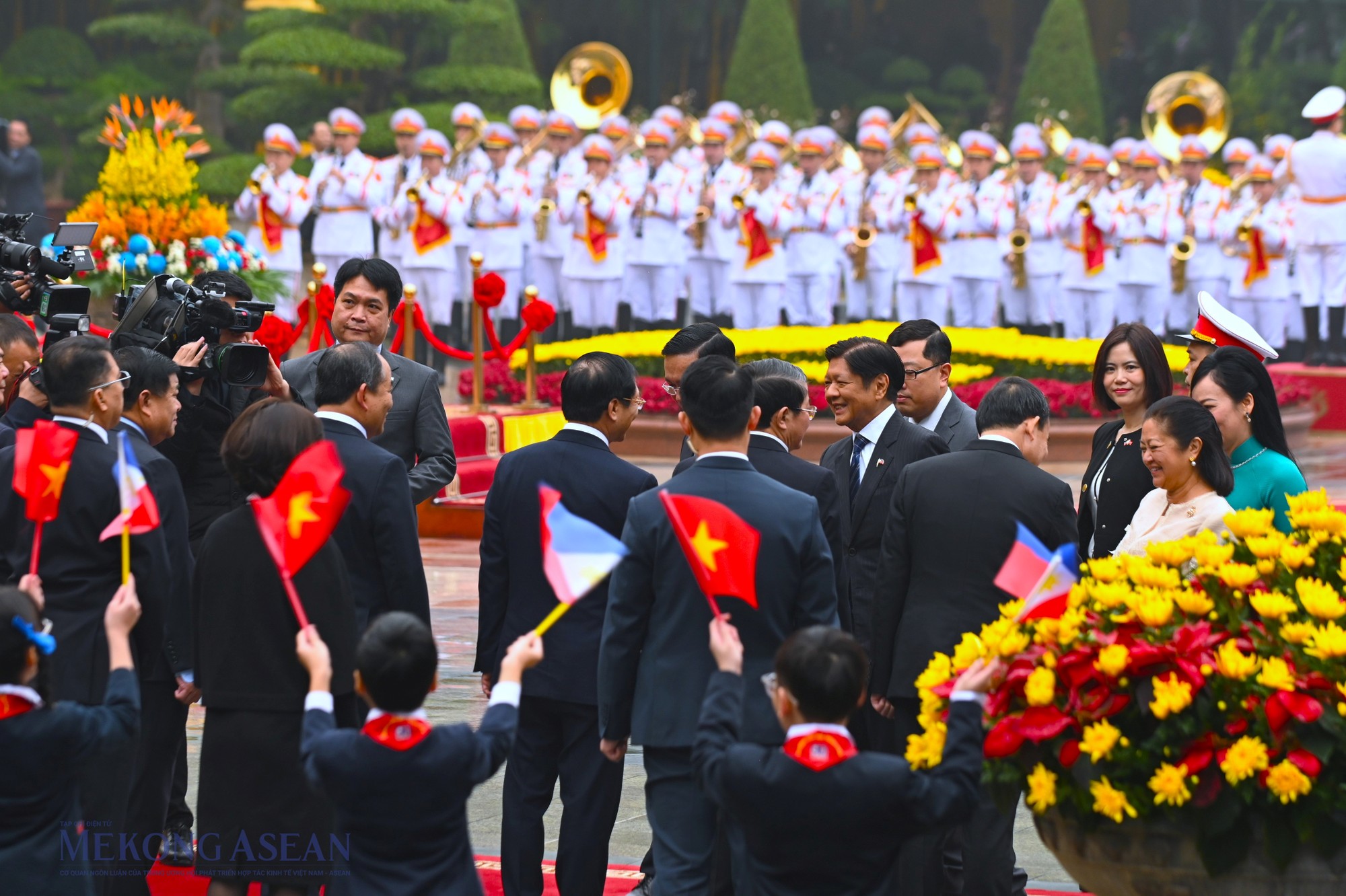 Chủ tịch nước V&otilde; Văn Thưởng giới thiệu với Tổng thống Ferdinand Marcos Jr. về c&aacute;c đại diện Việt Nam tại lễ đ&oacute;n. Ảnh: Đỗ Thảo - 555win Login