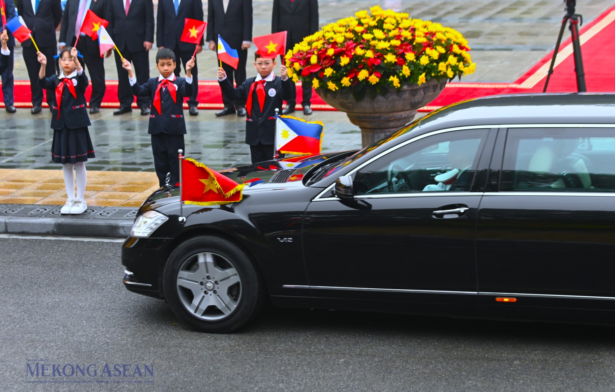 Xe chở Tổng thống Philippines Ferdinand Marcos Jr. v&agrave; Phu nh&acirc;n tiến v&agrave;o Phủ Chủ tịch. Ảnh: Đỗ Thảo - 555win Login
