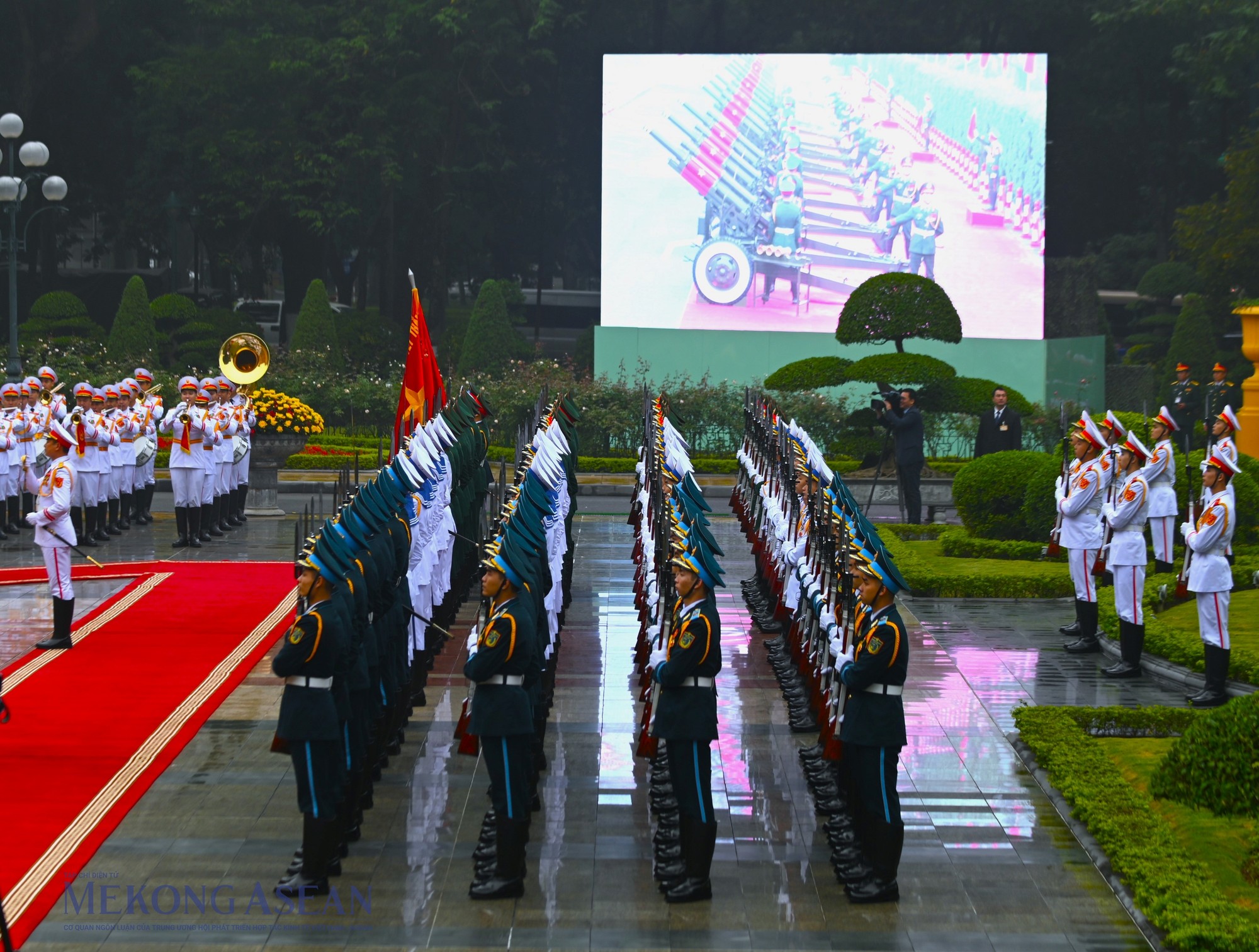 Tr&ecirc;n nền quốc ca hai nước, 21 ph&aacute;t đại b&aacute;c ch&agrave;o mừng được khai hỏa tại Ho&agrave;ng th&agrave;nh Thăng Long. Đ&acirc;y l&agrave; nghi thức ch&agrave;o đ&oacute;n trang trọng nhất d&agrave;nh cho l&atilde;nh đạo nước ngo&agrave;i trong nghi lễ đối ngoại của Việt Nam. Ảnh: Đỗ Thảo - 555win Login