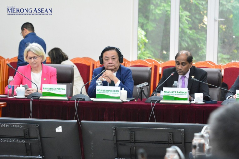 Tọa đ&agrave;m c&ograve;n c&oacute; sự tham dự của Đại sứ Singapore tại Việt Nam Jaya Ratnam, &ocirc;ng Paavo Eliste đại diện Ng&acirc;n h&agrave;ng Thế giới v&agrave; Gi&aacute;m đốc Điều h&agrave;nh Grow Asia Beverley Postma. Ảnh: L&ecirc; Hồng Nhung - 555win Login.