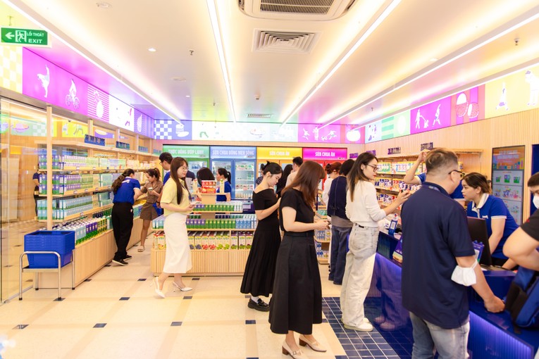 Cửa h&agrave;ng giới thiệu sản phẩm Vinamilk được thay đổi diện mạo, mang đến trải nghiệm mua sắm mới lạ cho người ti&ecirc;u d&ugrave;ng