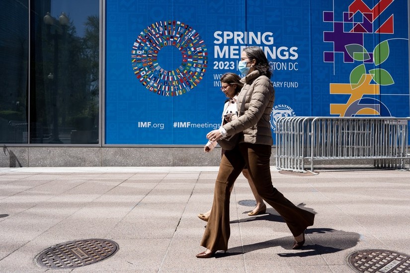 Người đi bộ đi ngang qua trụ sở Quỹ Tiền tệ Quốc tế ở Washington, DC., Mỹ, ng&agrave;y 10/4/2023. Ảnh: Xinhua
