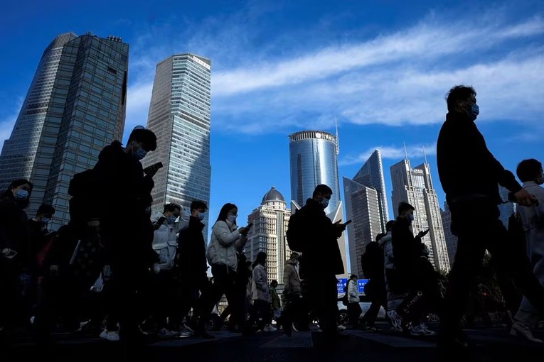 Khu t&agrave;i ch&iacute;nh Lujiazui ở Thượng Hải, Trung Quốc, ng&agrave;y 28/2/2023. Ảnh: Reuters